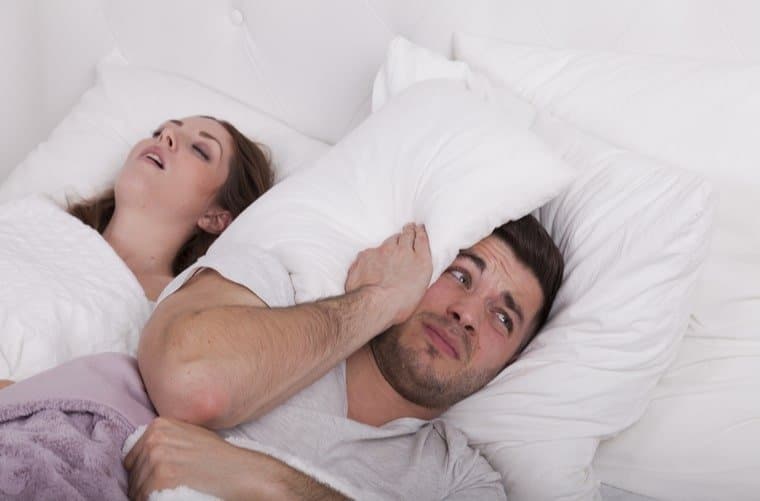 ¿Tu pareja ronca? ¡Manual de supervivencia con amor y tapones!