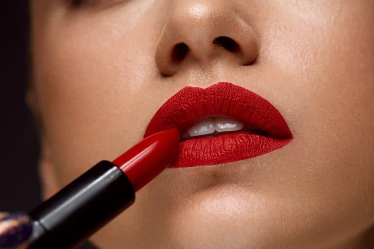 El labial rojo no fue solo moda: así fue como se convirtió en una estrategia de guerra