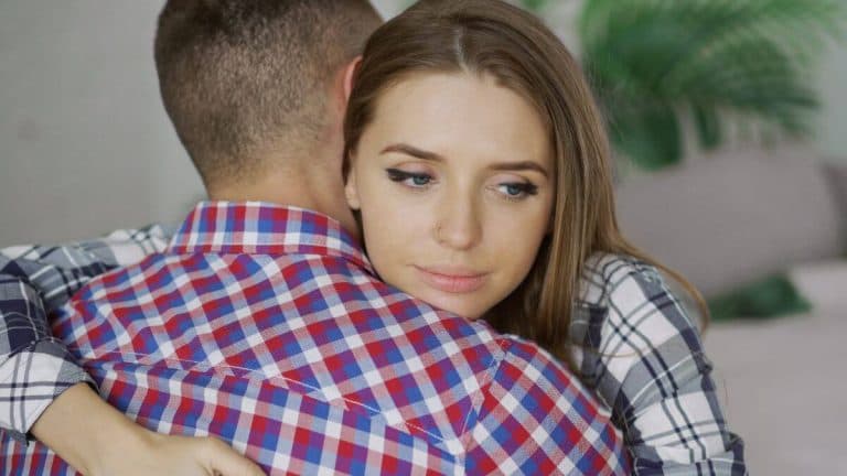 ¿Tu pareja evita presentarte? Así funcionan las señales del pocketing en una relación