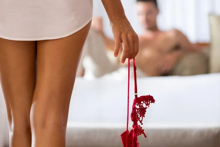 Tres preguntas que deberías hacerte antes de quitarte la ropa frente a un hombre