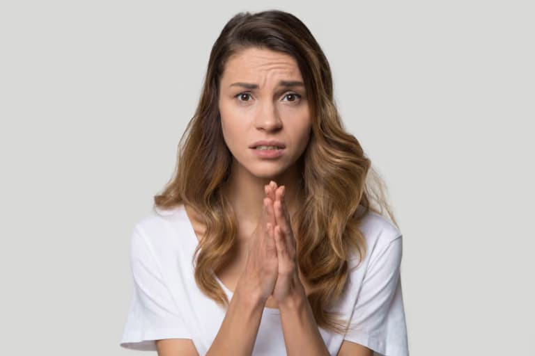 Mujeres se disculpan más, pero no por las razones que crees