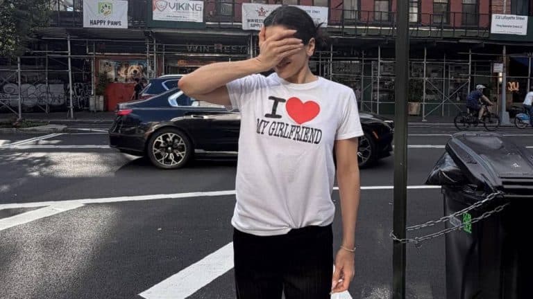 Rosalía confirma su relación con la modelo Loli Bahia con una camiseta
