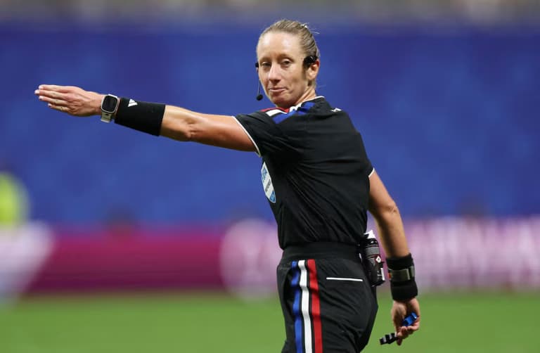 Tori Penso es la segunda árbitra en dirigir en un Mundial