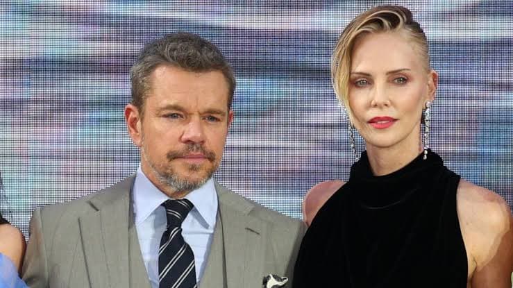 Charlize Theron confiesa que no podía dejar de ‘admirar’ el cuerpo de Matt Damon