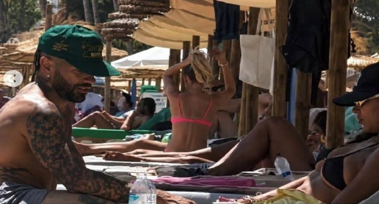 El ‘ex’ de Karol G es visto con una hermosa mujer en playas de España