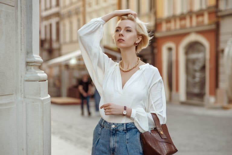 7 prendas que las mujeres elegantes compran una vez y usan por años