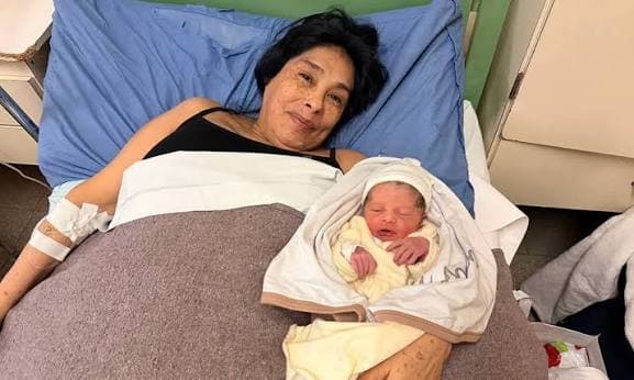 Con 62 años dio a luz a su primer bebé