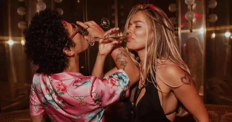 Karol G y Bruno Mars: imágenes y señales “con mucho amor”