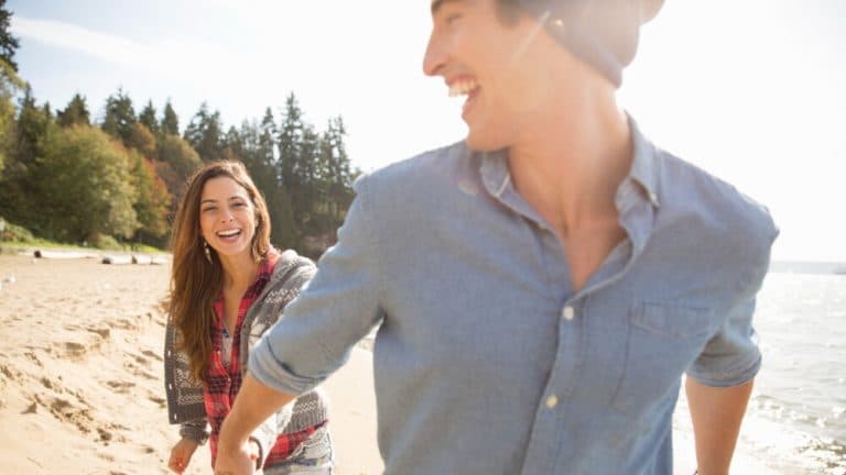 ¿Tu pareja camina delante de ti? Expertos explican qué significa