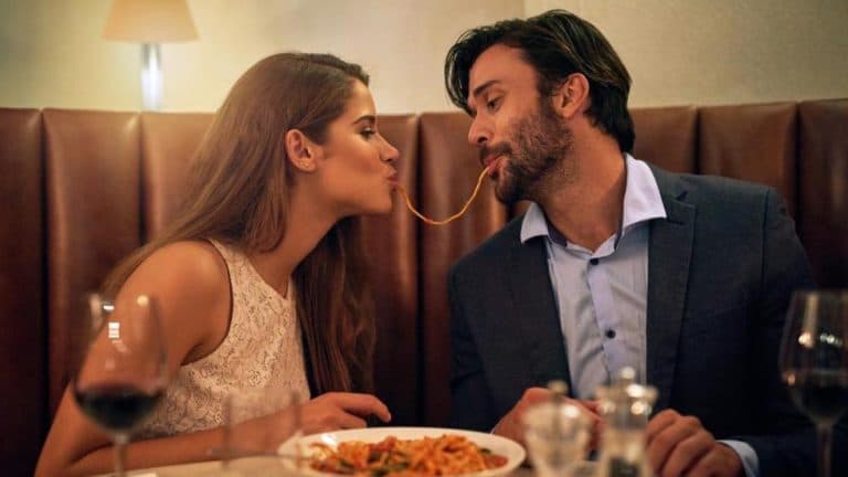 Canela detrás de las orejas: ritual vinculado al amor