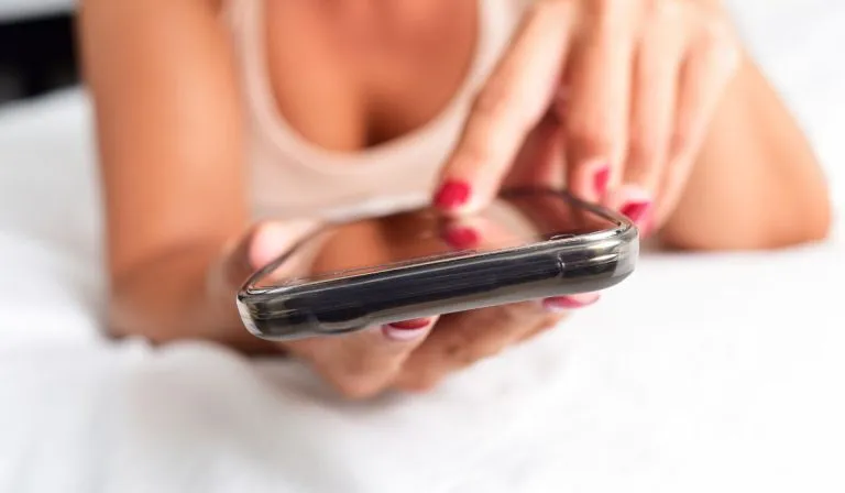 Cada vez más personas hacen sexting con ChatGPT