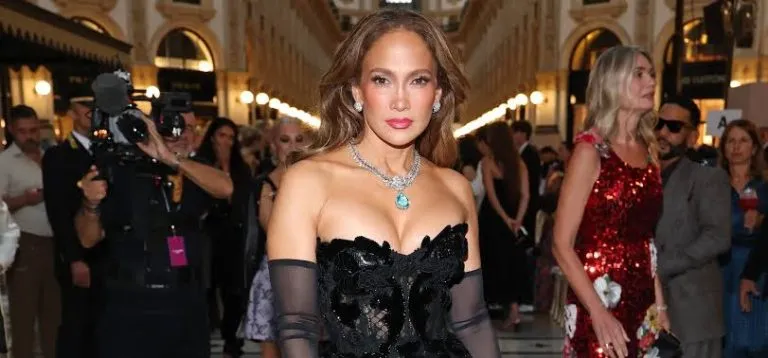 JLo, Gigi Hadid, J Balvin y más famosos que desfilaron en el ‘Vogue World’ en Milán