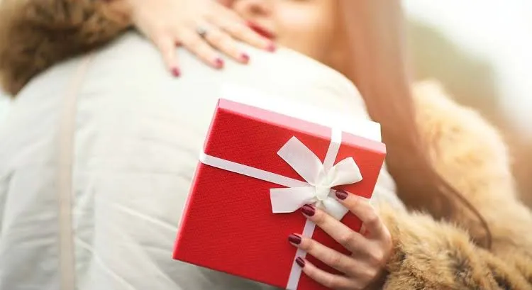 Regalos que no deberías darle a tu pareja porque atraen mala suerte