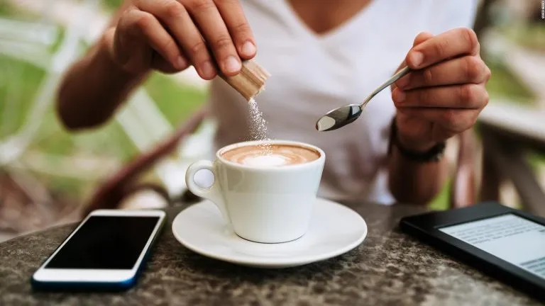 Alimentos y bebidas que aumentan el estrés, según expertos