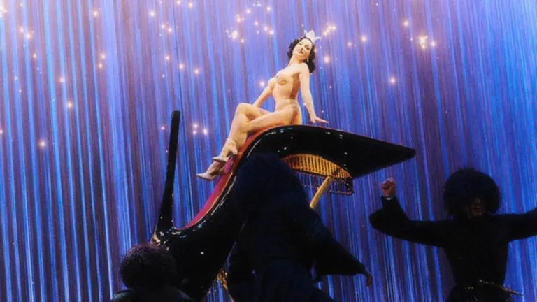 Louboutin reinventa a Blancanieves con un poderoso mensaje de empoderamiento femenino