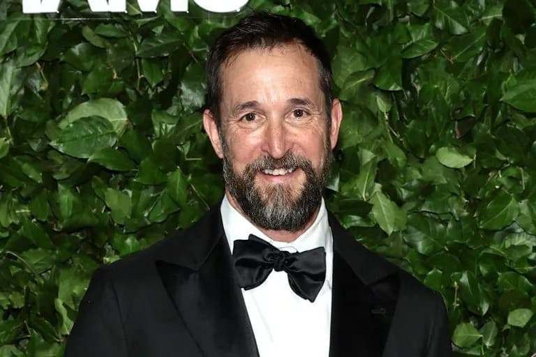 People dice que Noah Wyle es el hombre más sexy de 2026, ¿estás de acuerdo?