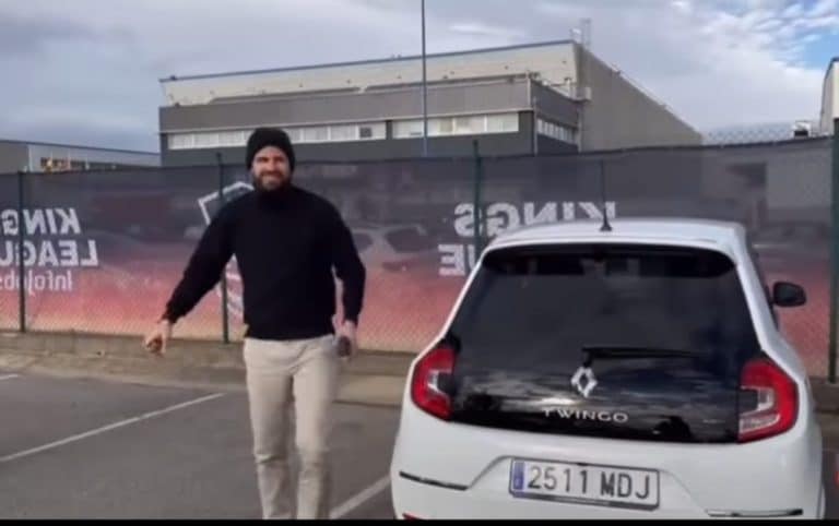 Piqué conduce un Renault Twingo en respuesta a Shakira