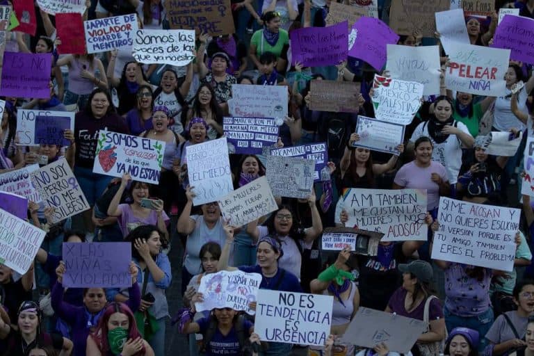 Las mujeres aún enfrentan una gran brecha legal: solo tienen el 64% de los derechos que los hombres