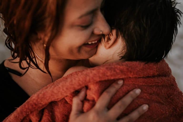 La cara silenciosa de la maternidad moderna