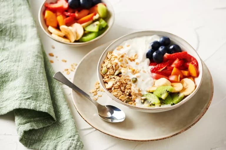 Banano, fresas y mango: las frutas ideales con yogurt griego