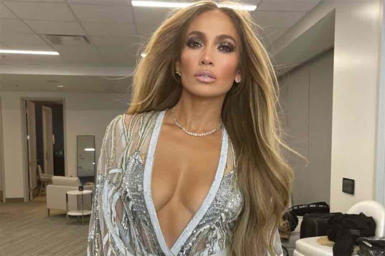 El truco de J.Lo para escotes extremos sin descuidos