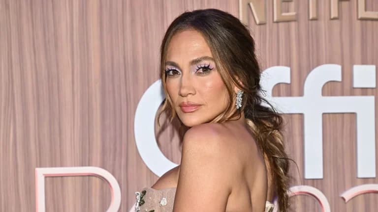 Jennifer Lopez se muestra sin maquillaje para lanzar nuevo suero de JLo Beauty
