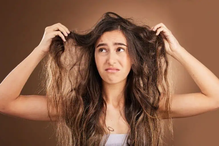 ¿Por qué el cabello huele mal aunque esté recién lavado?