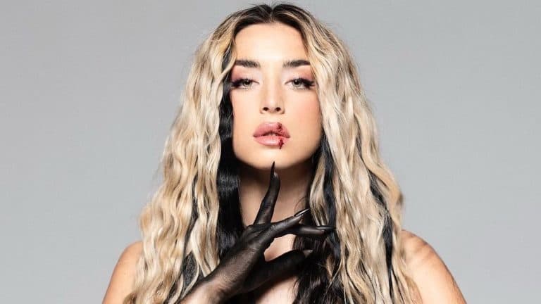 La peluca de Lola Índigo vuela en pleno concierto en Ibiza