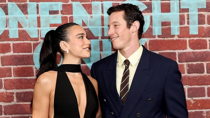 Dua Lipa y Callum Turner debutan como casados en Nueva York