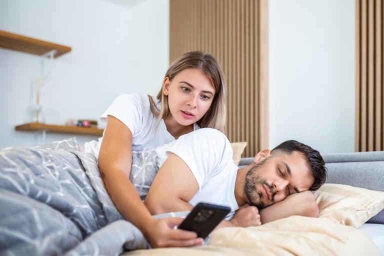Microinfidelidad digital: señales que cruzan la línea