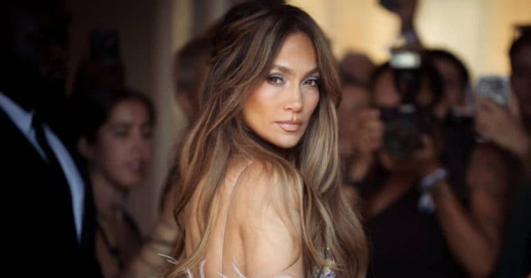 Jennifer Lopez luce “tremendos” abdominales a los 57 años