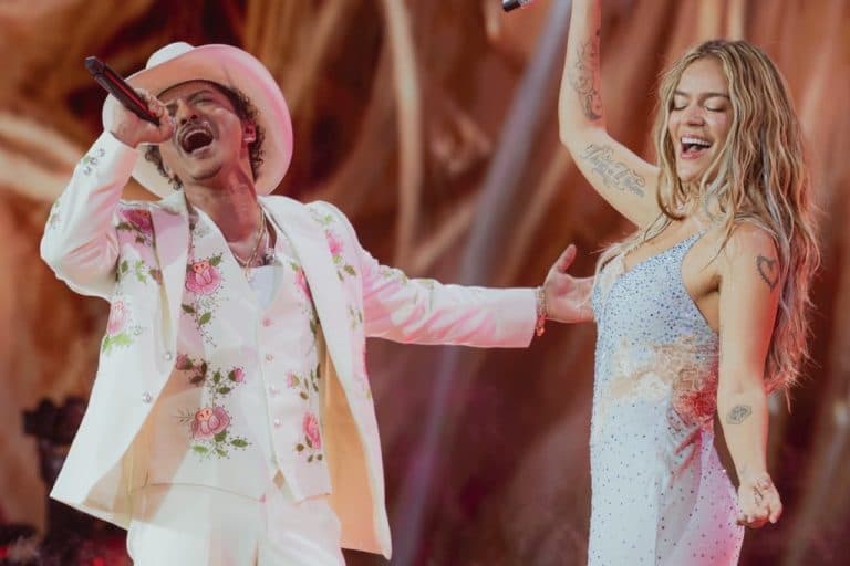 Karol G y Bruno Mars graban videoclip de ‘Still’ en vivo en Los Ángeles