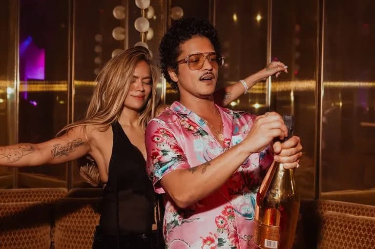 Bruno Mars celoso al ver a Drake bailando con su ‘amor platónico latino’, Karol G: “La recuperaré”