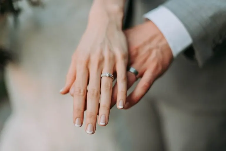 Milky pink: la manicura ideal para lucir tu anillo de compromiso