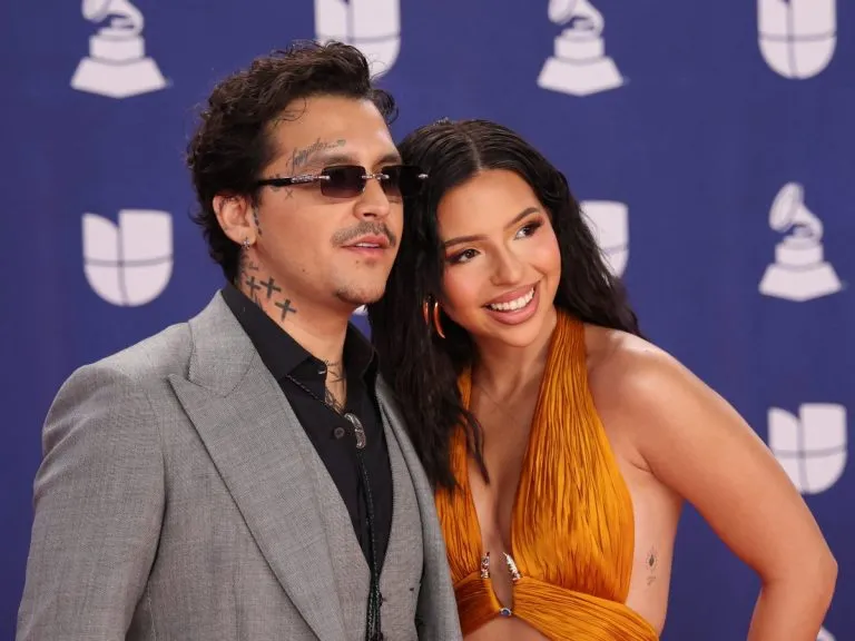 El ‘look nupcial’ con el que llegaron Ángela y Nodal a Premios Juventud 2026