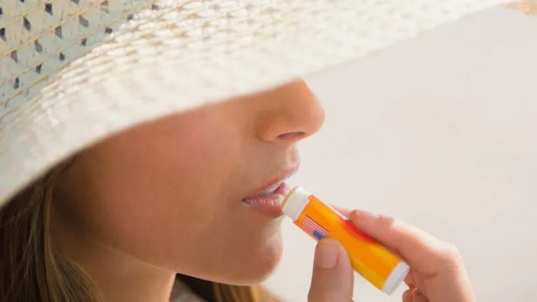 La razón por la que deberías usar protector solar en los labios