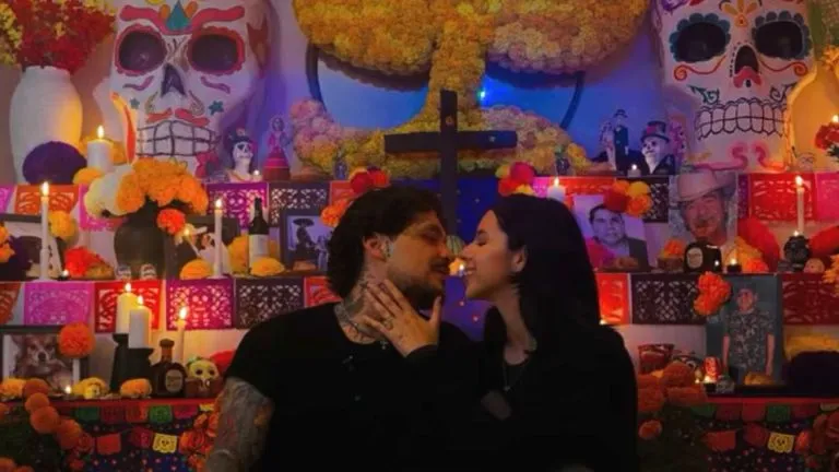 Christian Nodal y Ángela Aguilar presumen su ofrenda de Día de Muertos