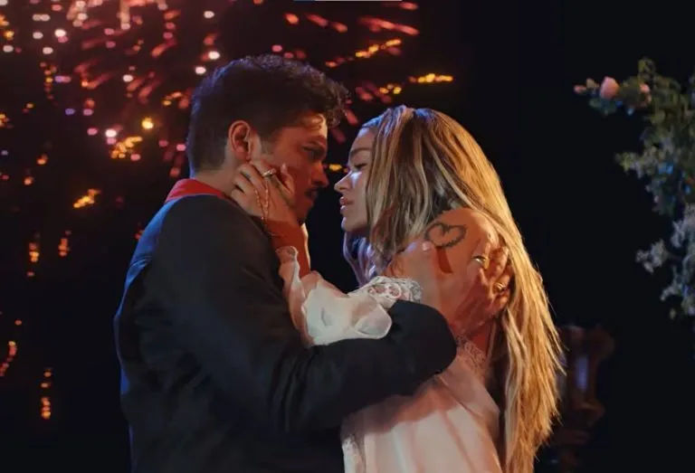 Karol G protagoniza el nuevo video de Bruno Mars y reaviva rumores de romance