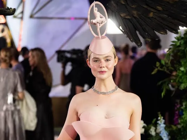 El look de Elle Fanning inspirado en Effie Trinket: ¿qué es el method dressing?