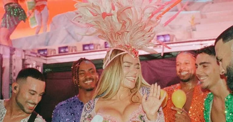 PETA Latino le hace exigencia a Karol G sobre el uso de plumas