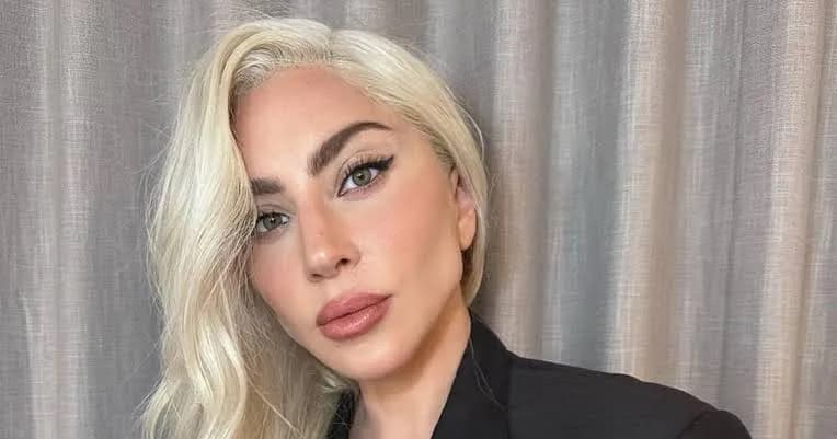 Lady Gaga comparte su rutina de maquillaje en casa tras convertirse en madre